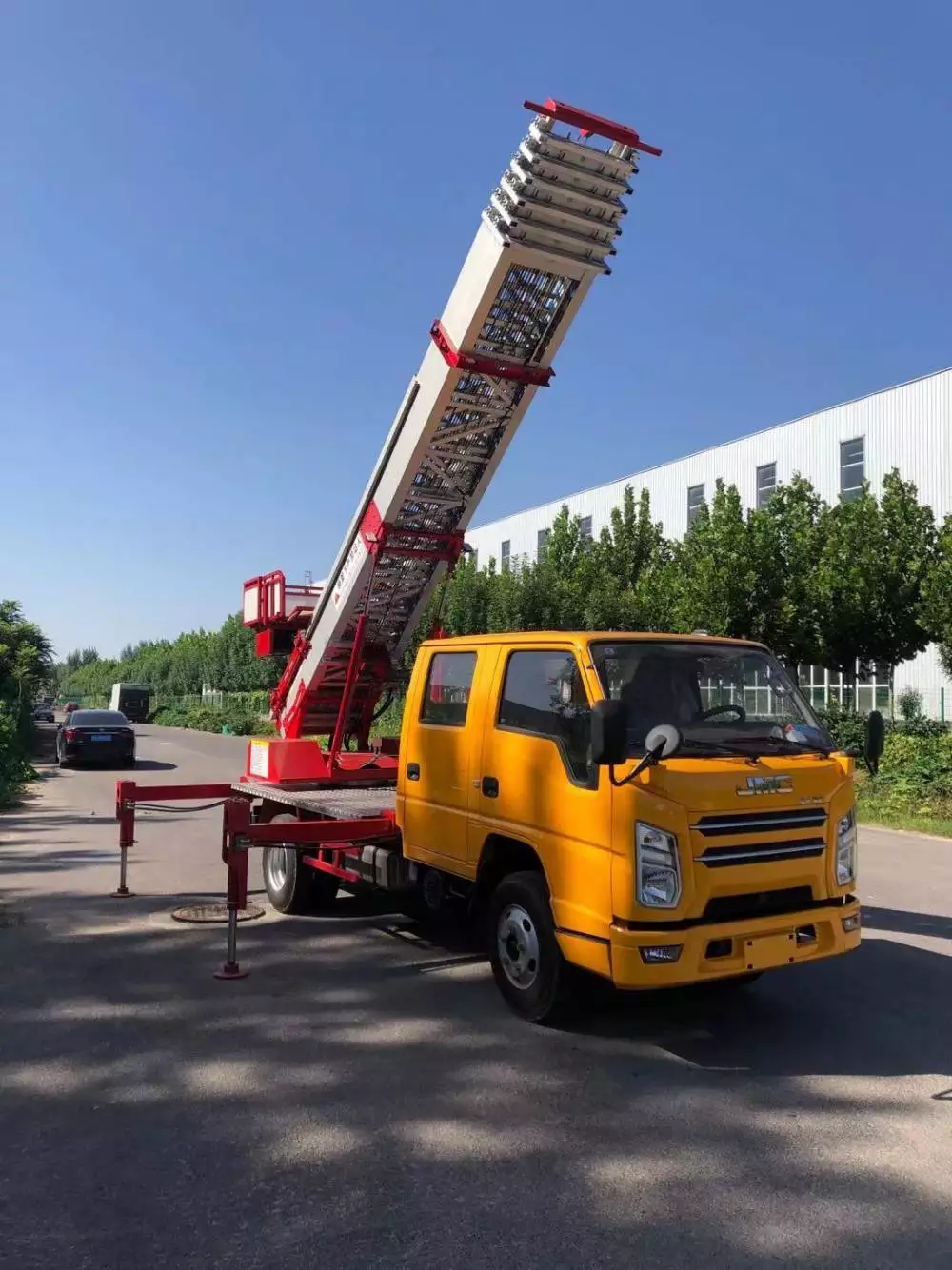 滁州琅琊附近的云梯车出租服务：轻松解决高空作业需求